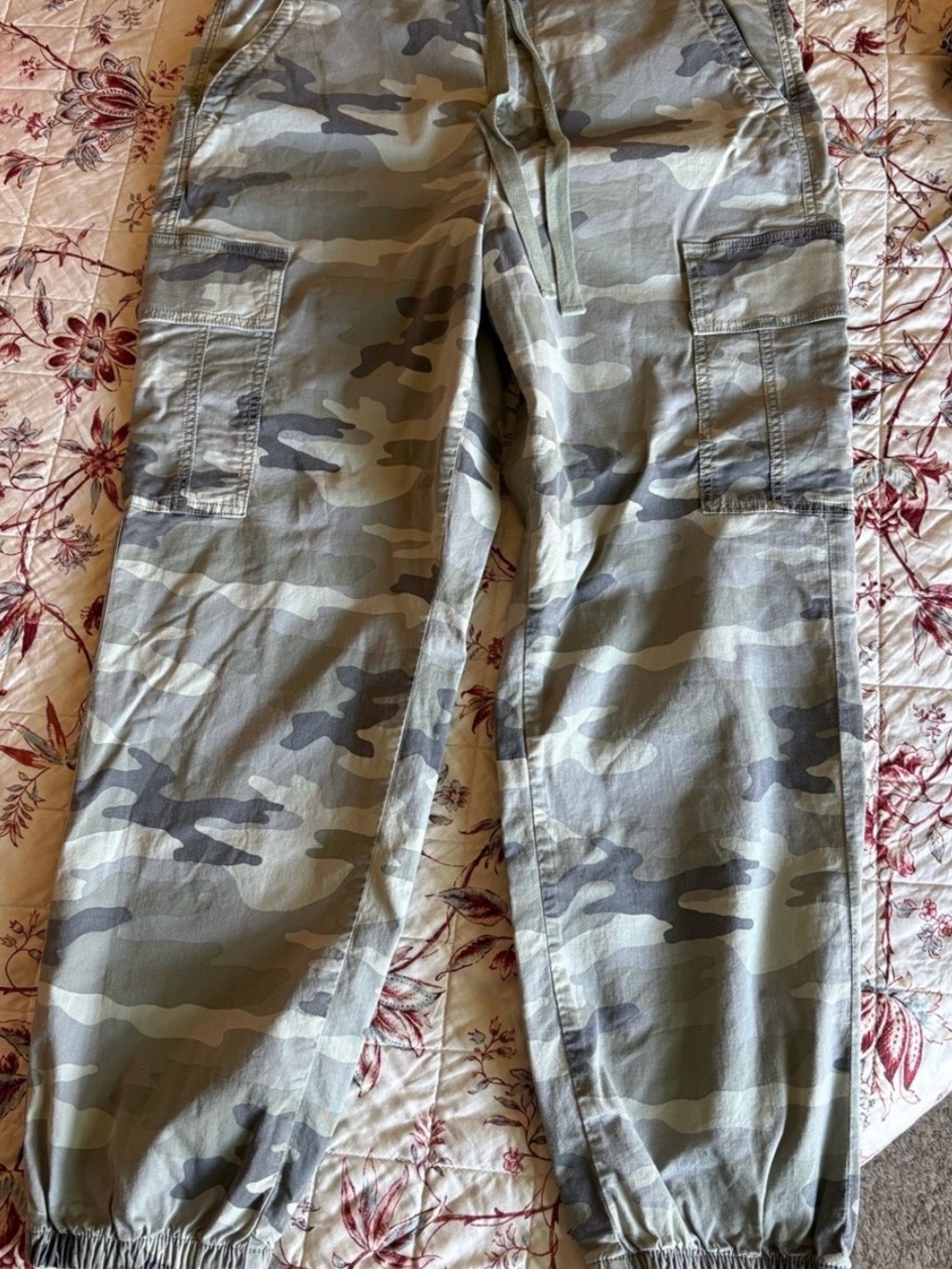 American Eagle Outfitters Sz 14 Women’s Olive & Gray Camo Cargo Joggers
